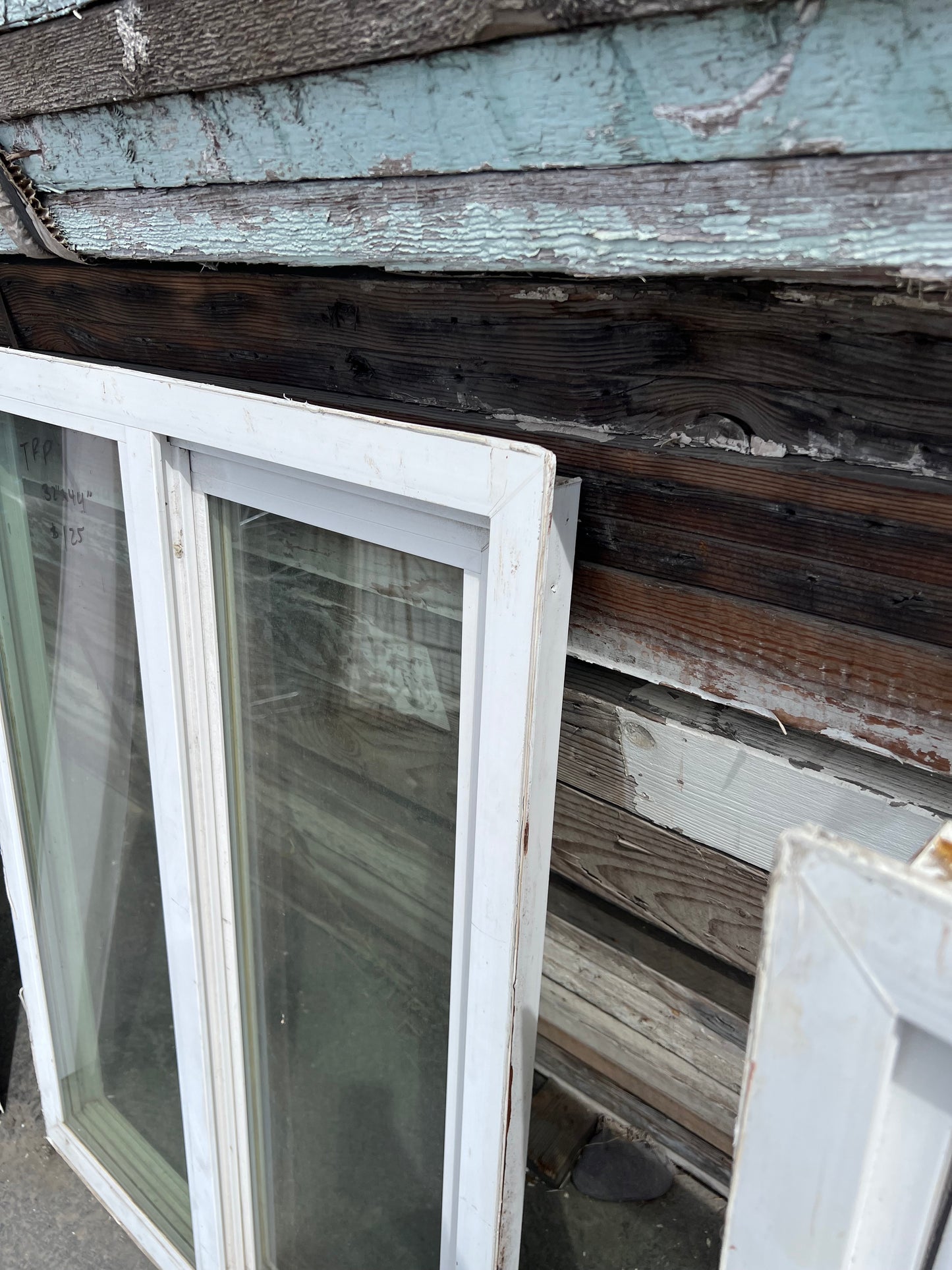 White vinyl sliding window 32x44 TRP