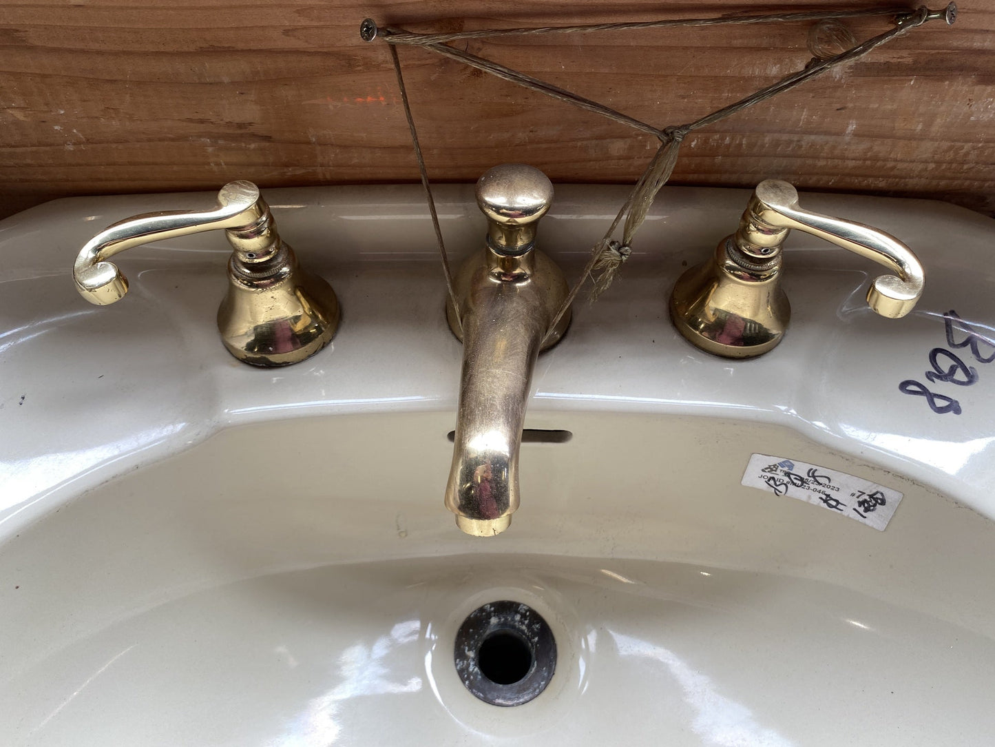Vintage Pedestal Sink Yellow BQ8