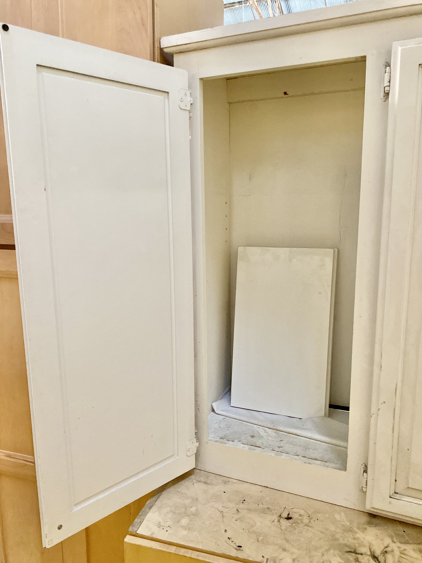 White Top Cabinet 3 Doors TRP