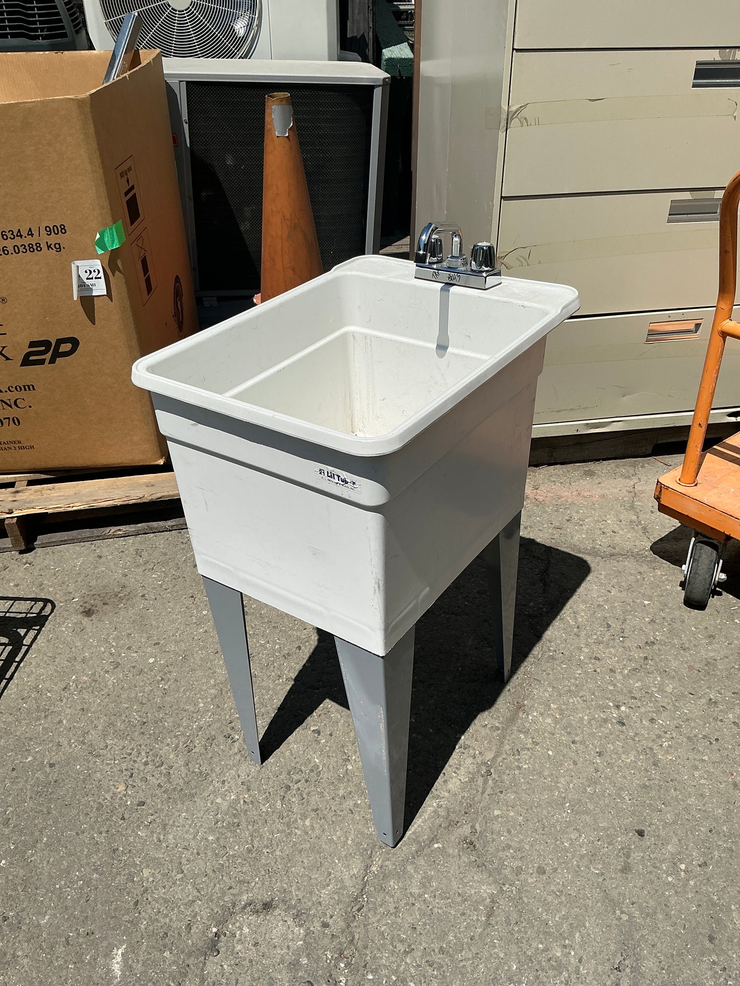 Sink, w/Faucet, white base TRP