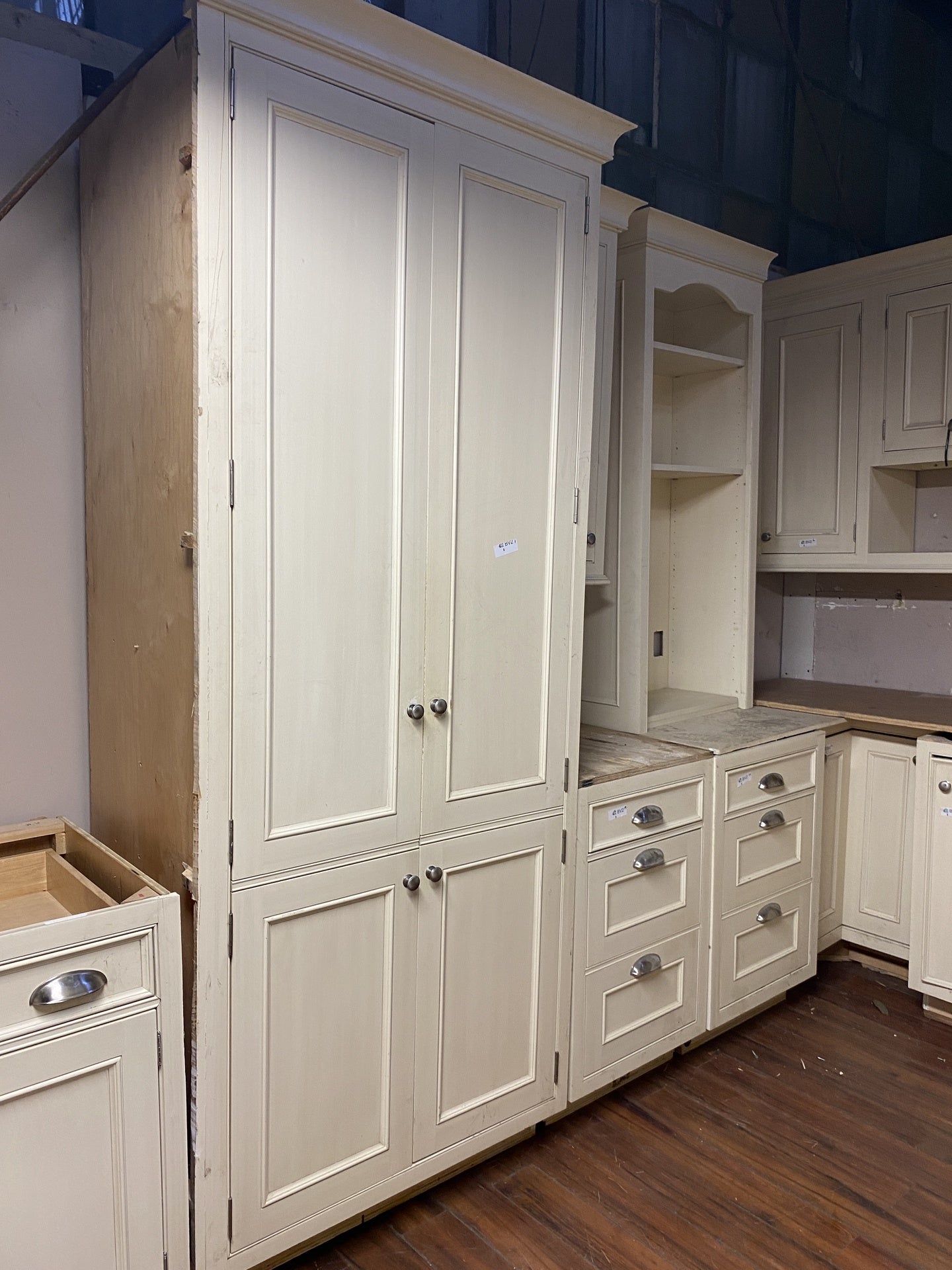 Cream Colored Cabinet Set BV2