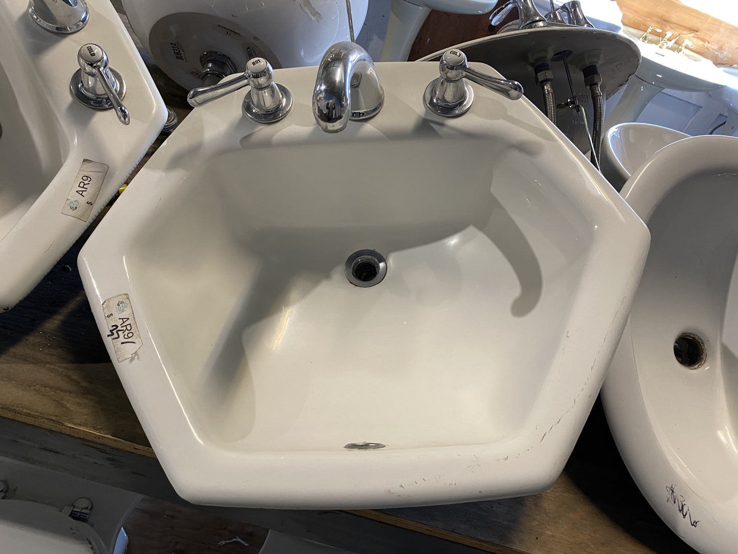 White Hexagon Oval Sink AR9