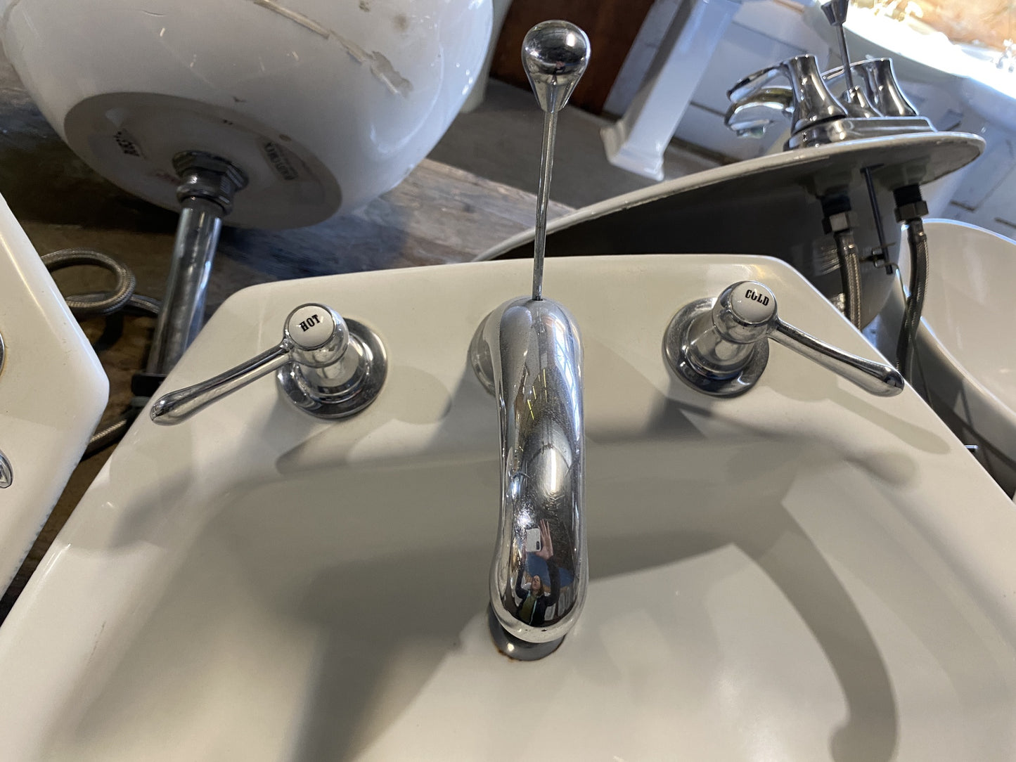 White Hexagon Oval Sink AR9