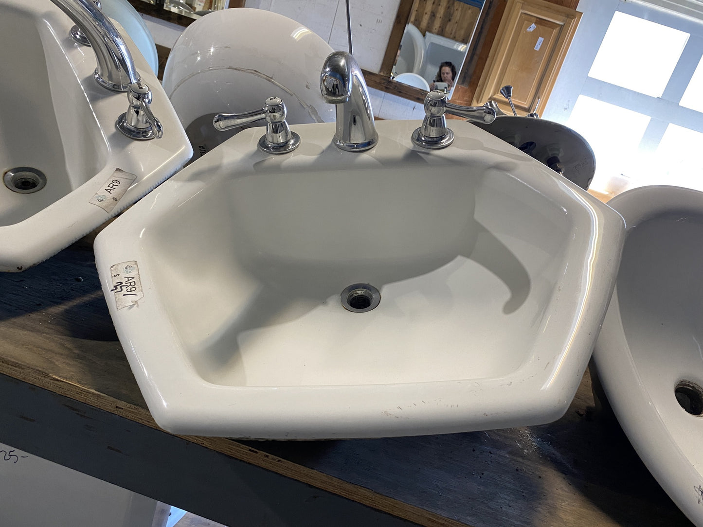 White Hexagon Oval Sink AR9