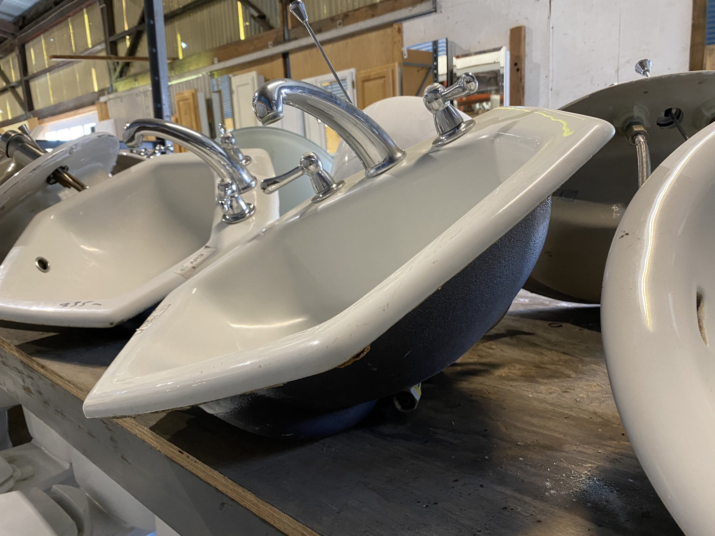 White Hexagon Oval Sink AR9