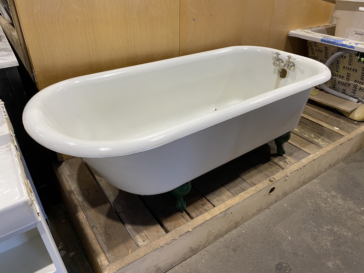 Cast Iron Clawfoot Bathtub CF1
