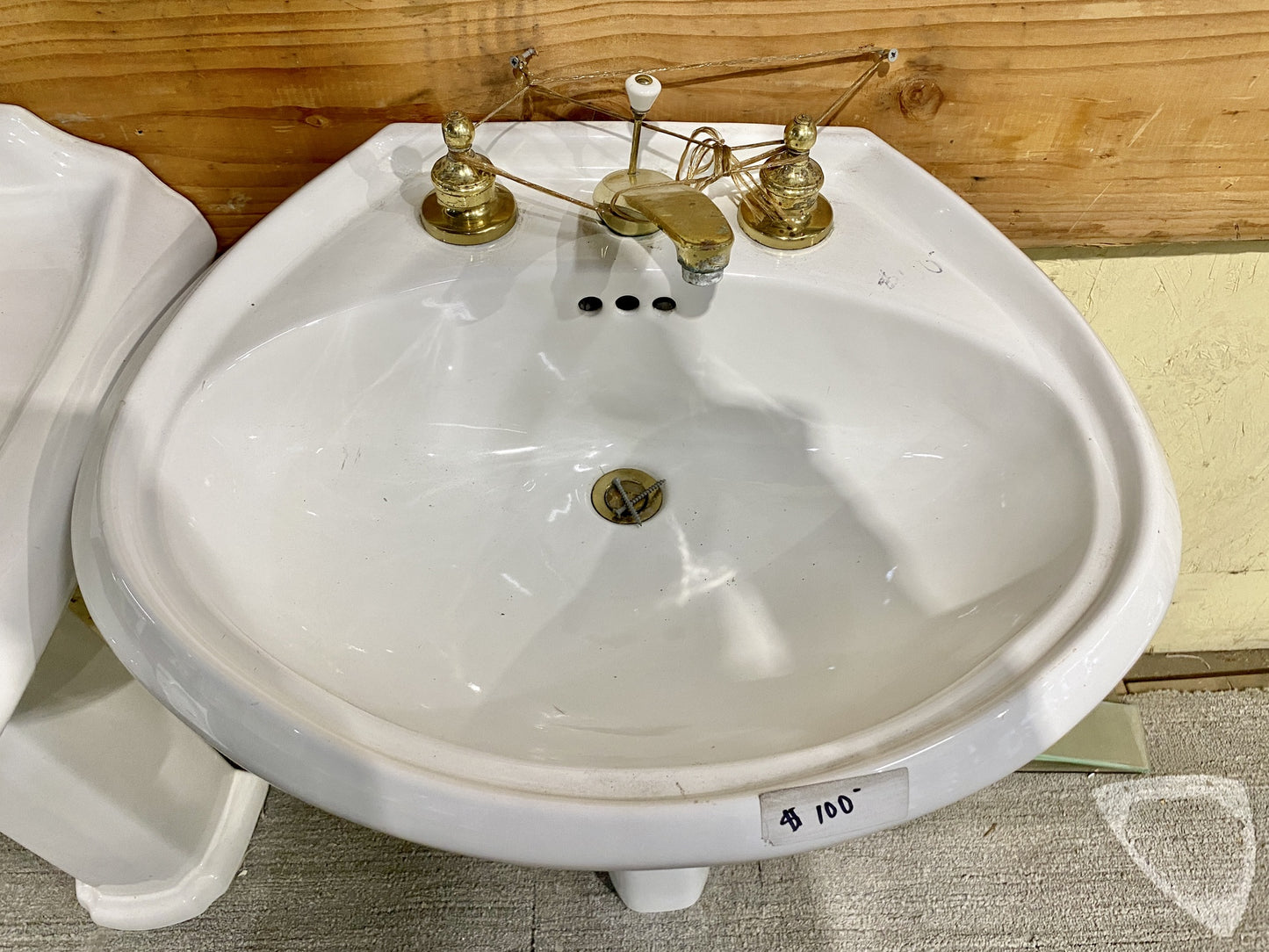 Vintage Pedestal Sink White TRP