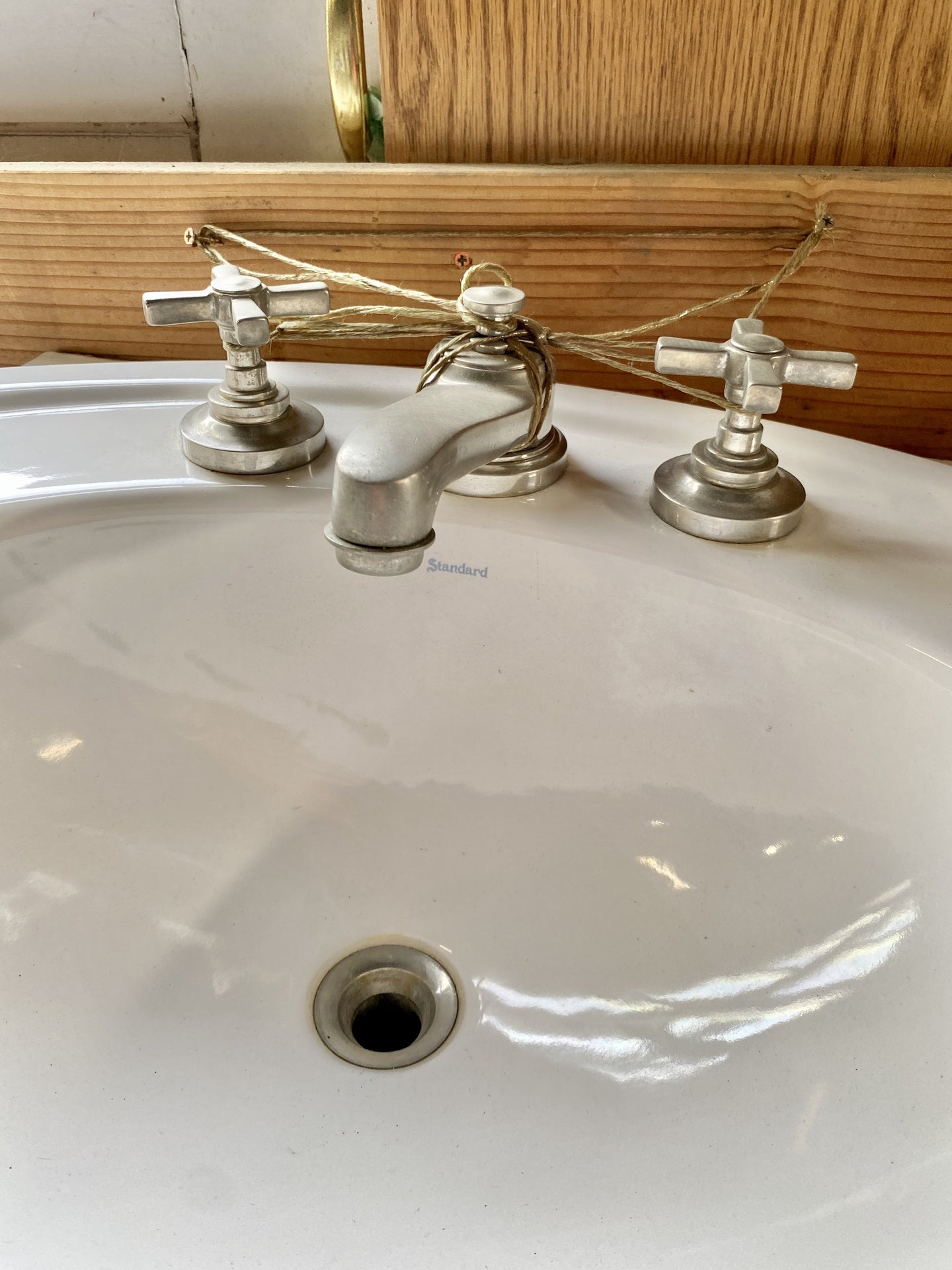 Standard Oval White Pedestal Sink TRP
