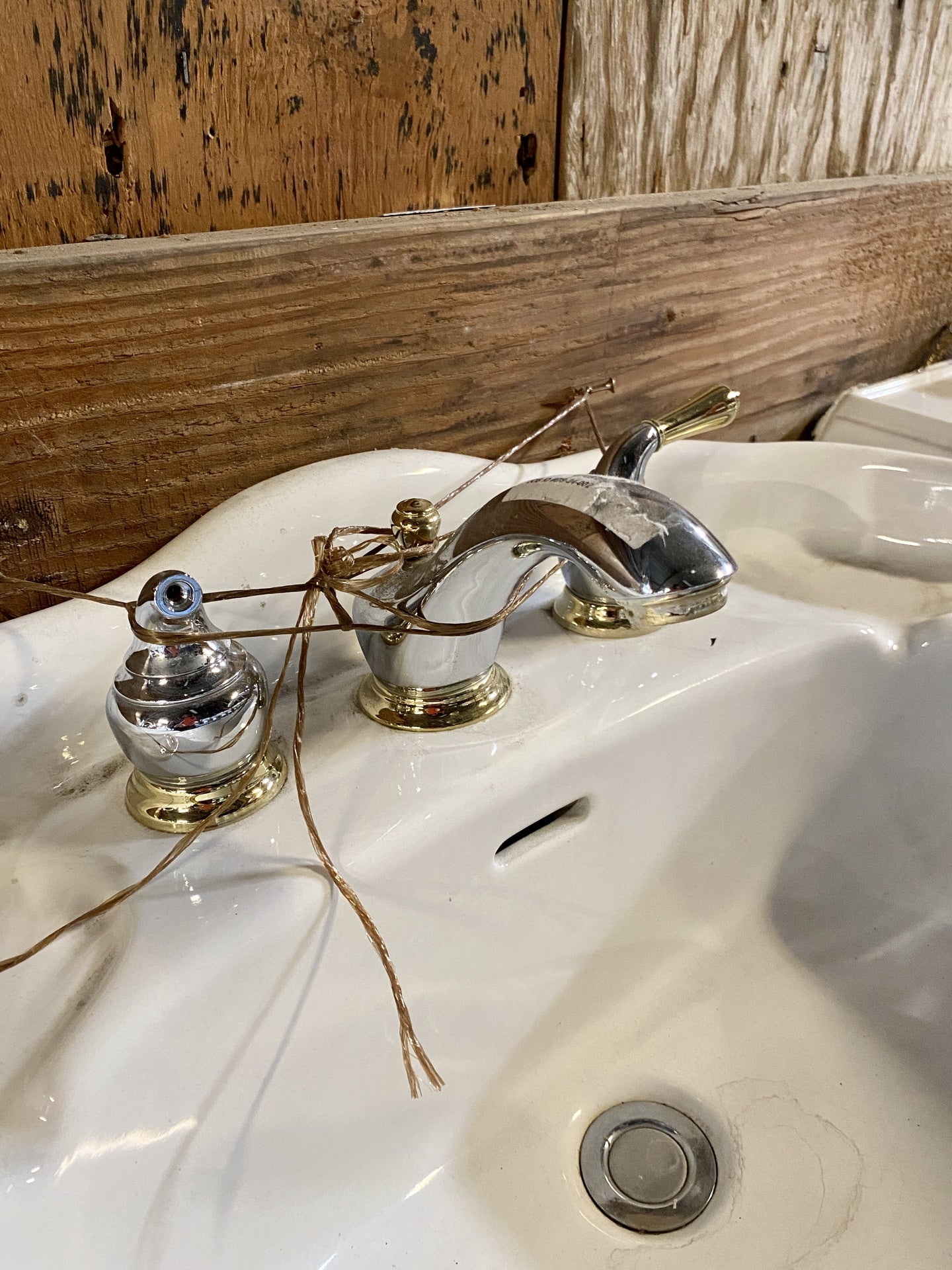 White Pedestal Sink CC7