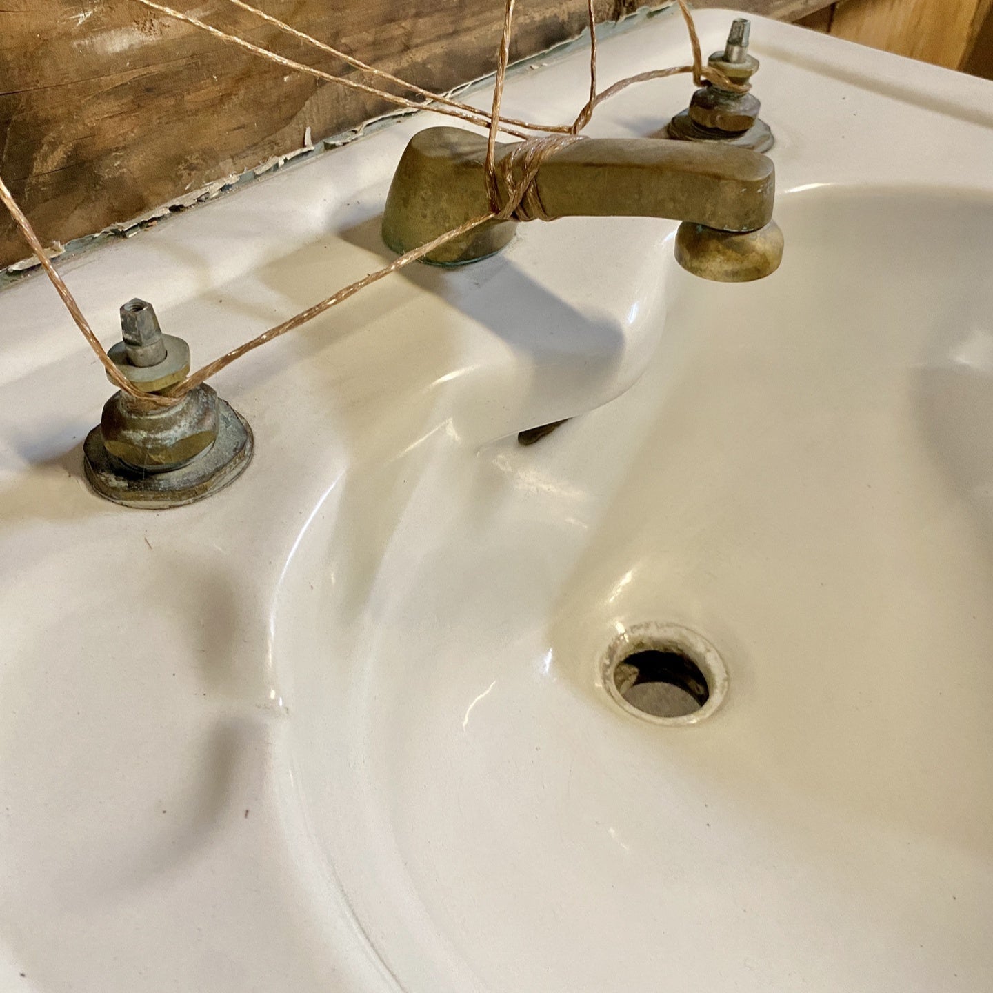 Vintage Beige Pedestal Sink BZ3